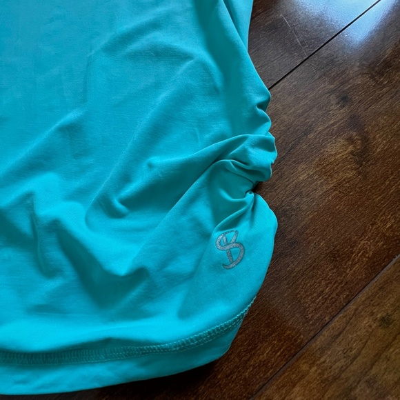 Sofibella Cinched Side Hooded Tennis Tank - Picture 2 of 8